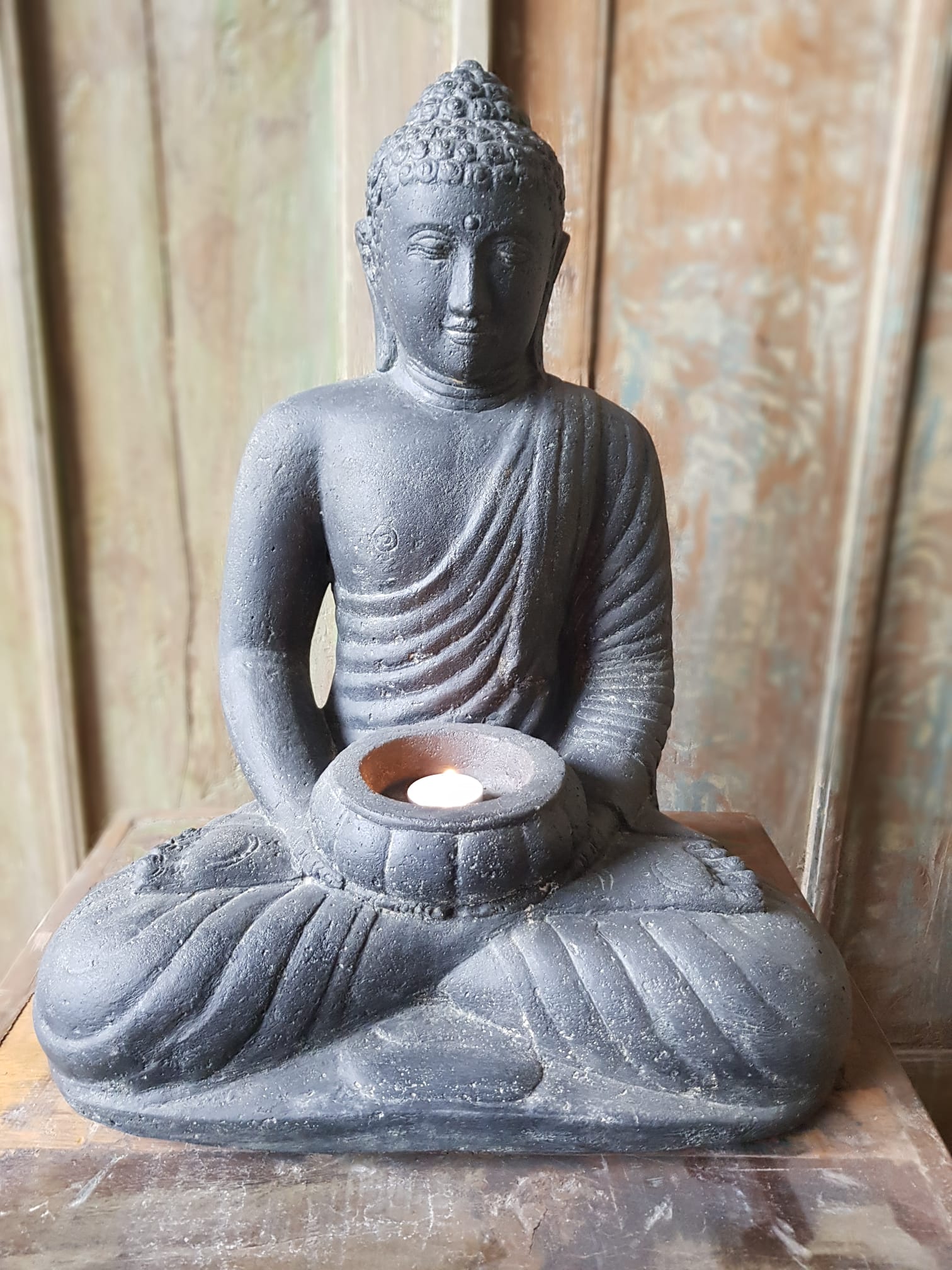 BUDDHA mit Kerze sitzend